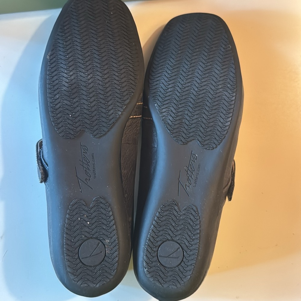 Trotters Simmy Mary Jane Flats - Picture 5 of 8